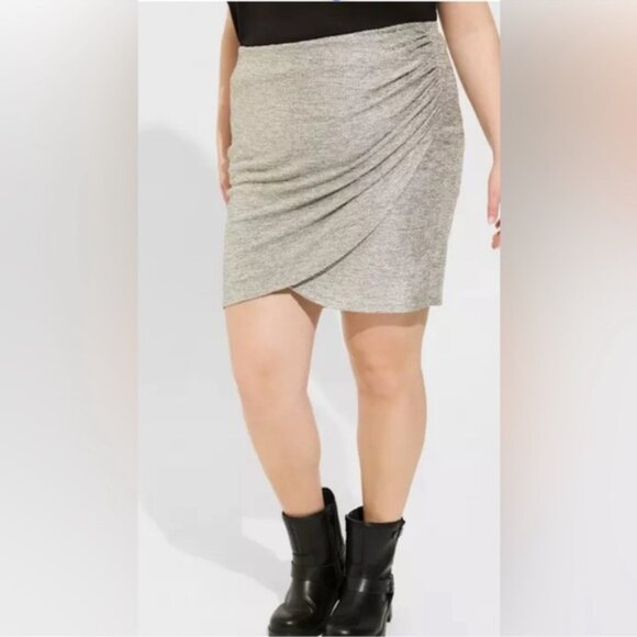 Torrid Women Silver Mini Foil Knit Tulip Skirt Plus Size 1X - Picture 1 of 12